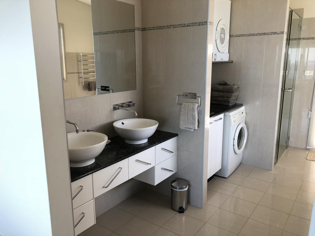 Oceanscape Luxury Beachfront Villas Скоттс-Гед Номер фото